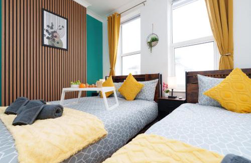 Stylish 3 Bedroom Sea View Apartment -Free Parking- Sleeps 9 - Photo 36