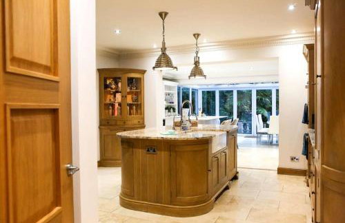 Hot Tub/Football Court/Sleeps 12/Luxury Villa - Photo 31