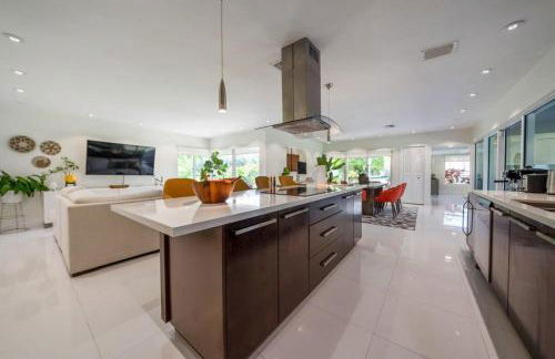 Boho House - Stylist Home with Parking and large Yard - Foto 9