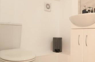 The Wellington - Stylish 3-Bedroom House, Sleeps 8, Ideal for Professionals - Photo 35