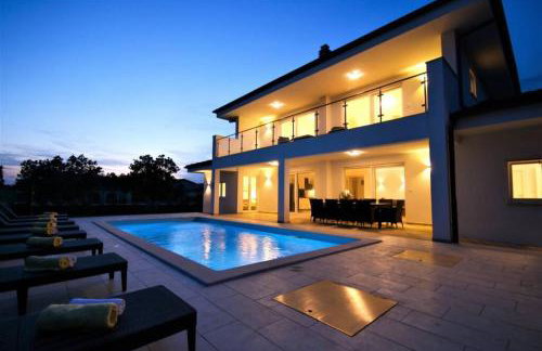 New Villa with Pool - Foto 29