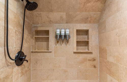 Castle Stay by Gathering Place Hot Tub & Fire Pit - Foto 23