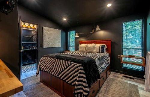 Modern Forest Cabin with Hot Tub, Screened Porch & Resort Access Near Hedgesville, WV - Foto 19