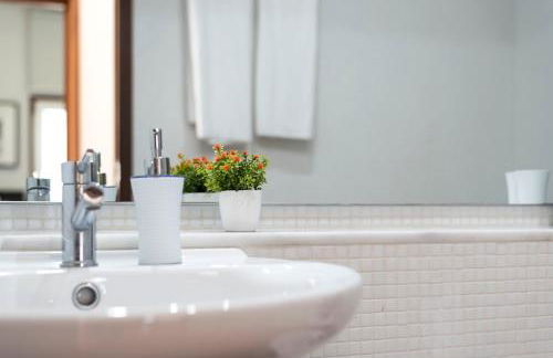 LovelyStay - Casas Brancas - Modern Apartment with Balcony & free private parking - Foto 23