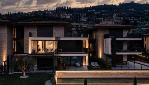 SalvatoreHomes - Casa Azura - Ultra Luxury Waterfront Apartment in the Heart of Torri del Benaco with Saltwater Pool & Direct Beach Access - Foto 4