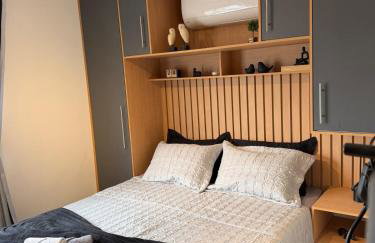 Studio 63 novo, luxuoso e completo com ar condicionado e cama Queen Size - Centro Mogi - Até 4 Pessoas - Foto 2