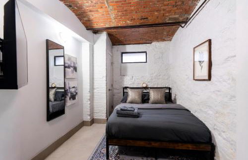 Elegant Central Park Suite - 4 Bedroom Self Check-In - Photo 34