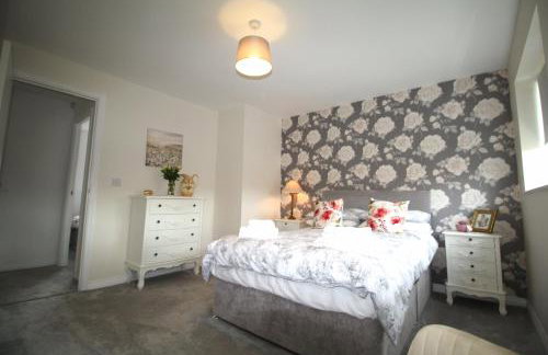 2 Bedroom House - Beautifully Decorated & Furnished - Parking - Large Garden - Foto 12