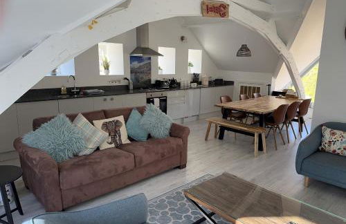 Beautiful, spacious 3 bed Brixham apartment - Photo 2