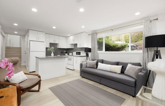 Stylish 1 BR Suite in North Vancouver 10 Mins ski - Photo 4