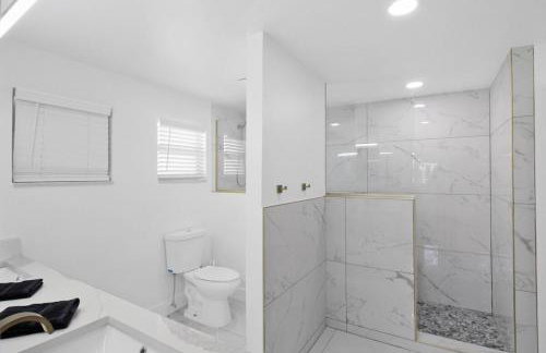 Chic & modern canal-front retreat with private pool - Azure Tides - Photo 31