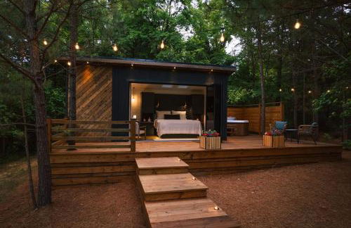 Luxury tiny house with hot tub and private deck! - Foto 1
