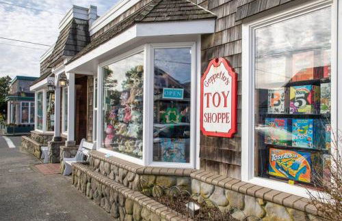 Cannon beach vibes, steps to the beach,WIFI,3 full bedroom en suites with 3 fireplaces,Near Downtown - Photo 18