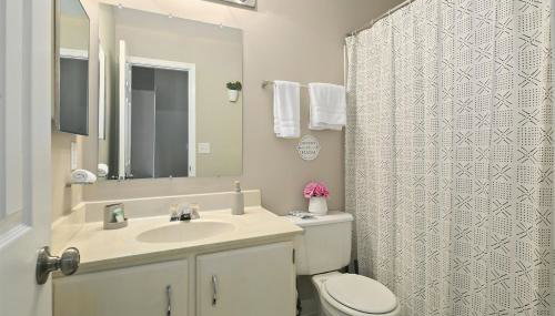 4BR Townhome, Close to Shops & Restaurants, 40 Mins to DC - Foto 4