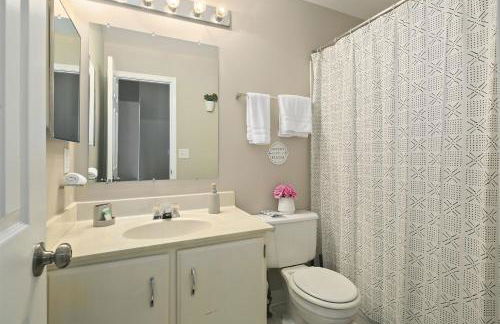 4BR Townhome, Close to Shops & Restaurants, 40 Mins to DC - Foto 4