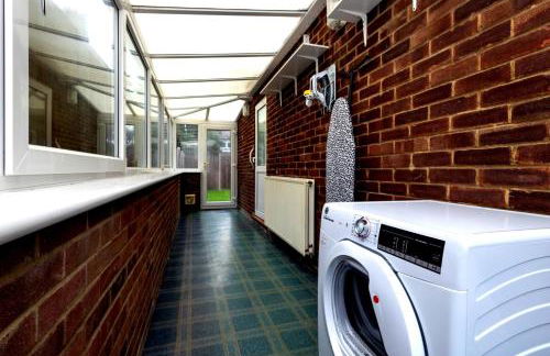 Cozy 2-Bed Detached Bungalow with Parking Woking - Photo 13