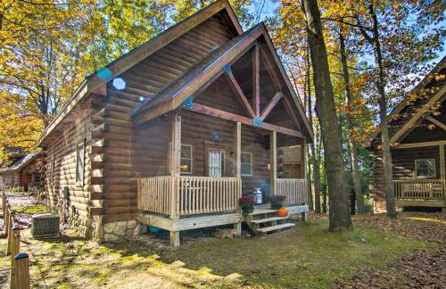 Rustic Rothbury Cabin with Resort Amenity Access! - Foto 3