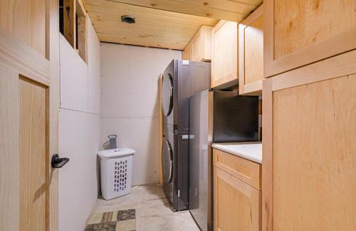 Northwoods Escape Lakeside Retreat with Deck - Foto 23