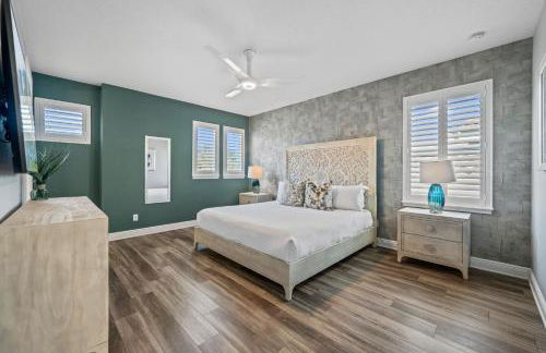 Epic Playhouse Getaway - Castle & Superhero Bunks Theater Private Pool No Rear Neighbors - Foto 28