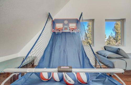 Rustic cabin charm w/ hot tub, arcade basketball - Foto 44