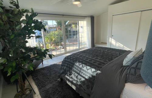 Granada Hills Private Unique Pool Luxury 4BR Family Retreat - Patio, Outdoor Dining, BBQ Grill, & Free Parking - Foto 27