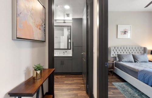 Modern Comfort North Austin with Balcony and Workspace - Foto 30