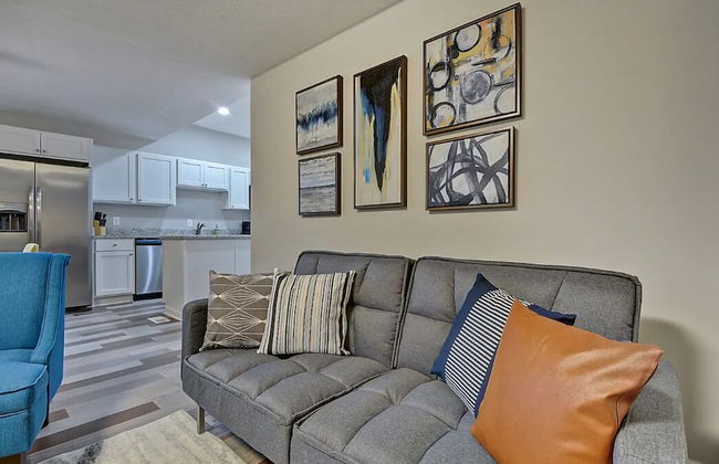 Spacious 6BR/3BA House w/ Parking! Sleeps 20! - Foto 46