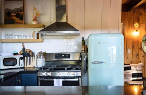 Lightfoot Cabin Mid-Century Perfect Romantic Getaway Hot Tub Sauna - Foto 7