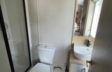 Chichester Lakeside Holiday Park Lakefront Lodge - Foto 27