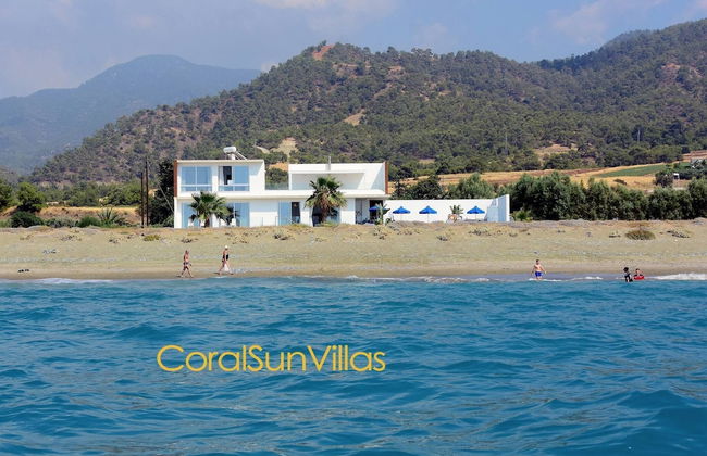 Blue - Beach Front Spectacular Villa Sleeps 10 - Foto 1