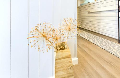 Main St New with AC Monthly stays Charming Cottage KING BED - Foto 24