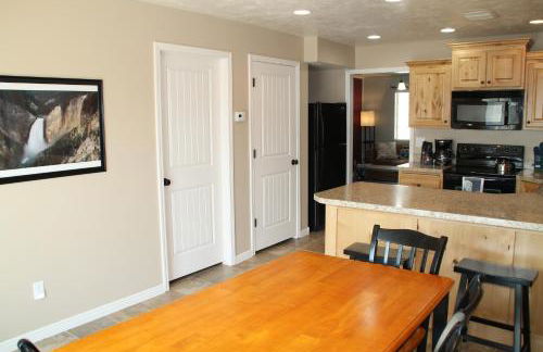 3 queen beds, 1 twin bed, 2 rooms, 1 and a half bath, self check-in, flexcation equipped - Foto 26
