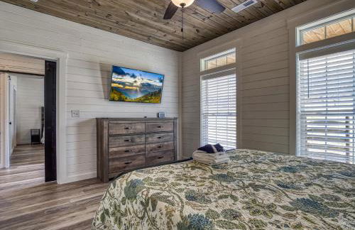 Lazy River Cabin, River Front, Hot Tub, WIFI, 560 in FREE Attraction tickets each paid day! - Foto 18