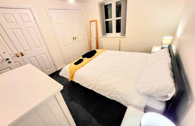 Large Modern House with Parking - Photo 25