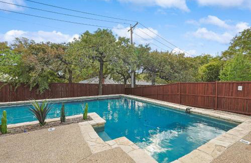 5BR w Backyard Paradise Pool Cinema Games - Foto 39