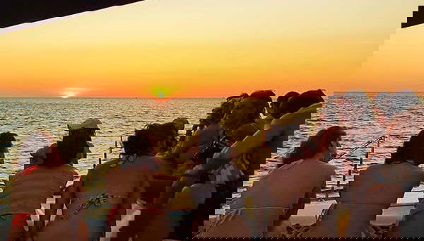 Paseo en catamarán al atardecer