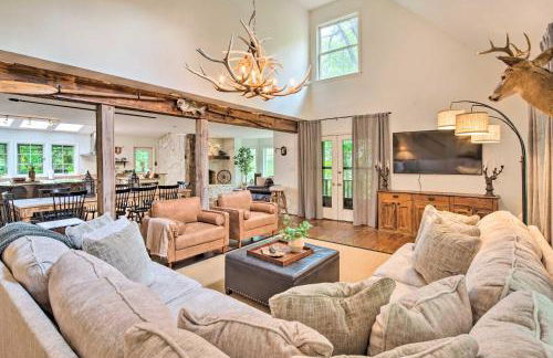 Deck with Fireplace Pet-Friendly Lake Lure Retreat - Foto 1