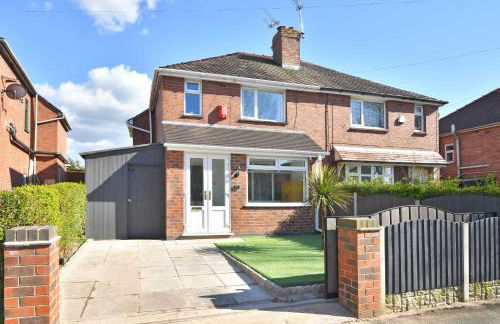 Orion House - sleeps 6, driveway, garden - Photo 2