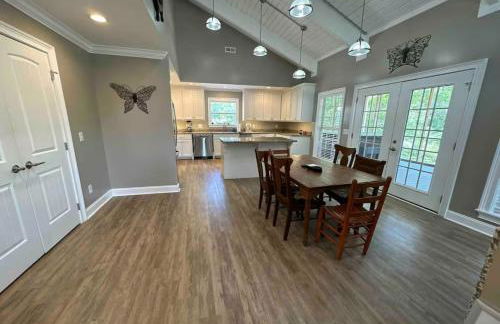 Brushy Creek Lodge - Riverfront, Hot Tub, Fire Pit - Foto 8