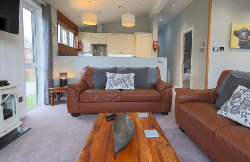 Spacious Oak Cabin with Hot Tub - Devon - Foto 8