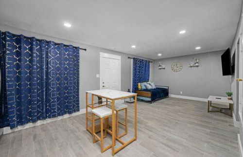 Chic Stay with Free Parking and Fast WiFi - Foto 13