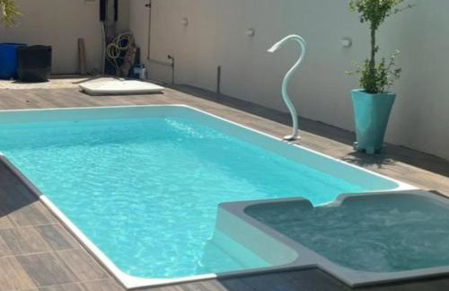 Check-in AUTÔNOMO e Privacidade em Hidro, piscina, casa, garagem até 2, até 3 quartos e 3 ar, 2 banheiros, churrasqueira, máquina de lavar roupas, roupa de cama, todos privativos, insira valor 3 hóspedes e abrimos 2 quartos, já 5 hóspedes usam 3Q - Foto 9