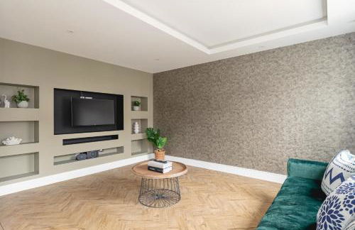 Skyvillion - COZY LARGE 4 & 1 Bed Apartments in London Enfield, Mins to Tube Station, Free Wi-Fi - Foto 17
