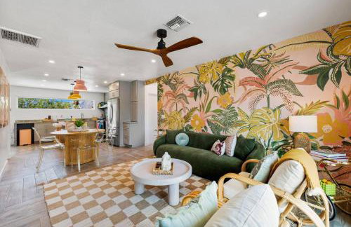 Whimsical Oasis Retreat by Rather Be Properties - Foto 44