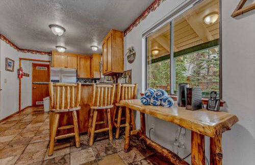 Near Northstar Wooded Retreat with Deck & Loft - Foto 11