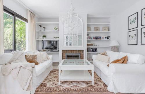 Charming Beachside Townhouse in San Pedro A Lovely Retreat Steps from the Shore - Photo 2