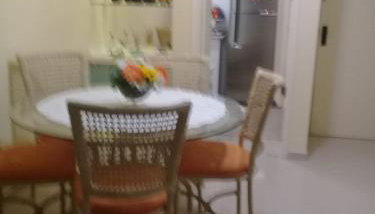 Encantador a 2 quadras da Enseada, com varanda e garagem - Foto 3