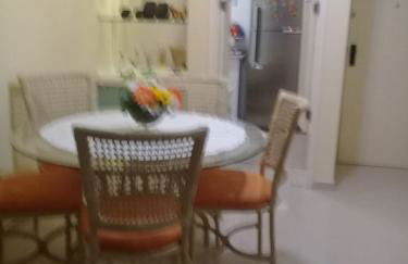 Encantador a 2 quadras da Enseada, com varanda e garagem - Foto 3