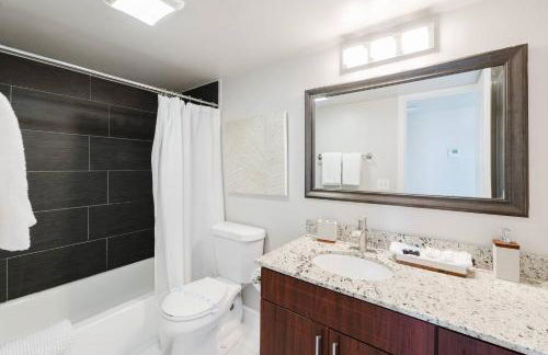 Across from Beach | Balcony • Pool • Parking • 2BR - Foto 19