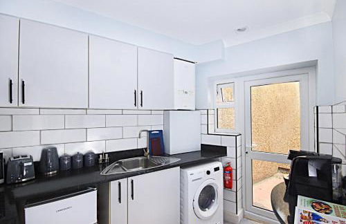 Rayan Heights Cosy 1 bedroom flat sleeps 2 perfect for contractors tourists families - Free parking - Foto 19